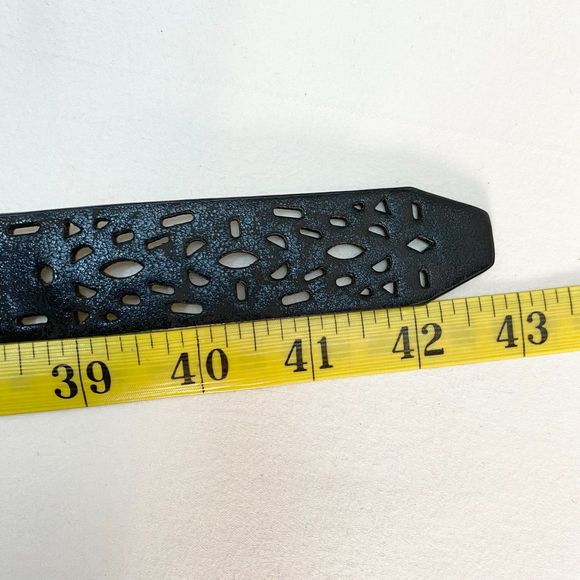 Kohls Womens Reversable Belt Large Waist Black Gold Perforated Pattern - Picture 14 of 16